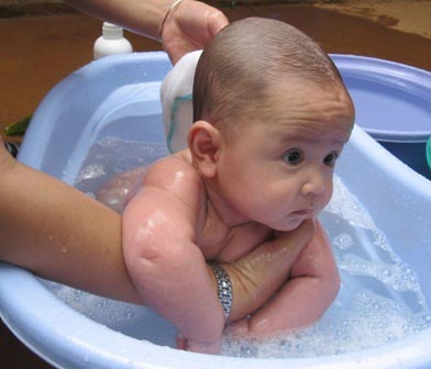 Những ngộ nhận khi tắm cho trẻ sơ sinh, Sức khỏe đời sống, Tam cho tre, da lieu, ham, lo da, tre so sinh, man ngua, noi mun, suc khoe, bao.