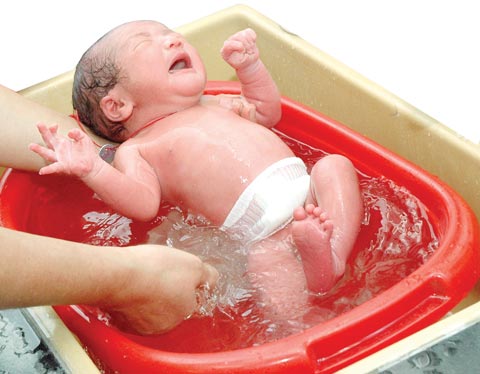 Những ngộ nhận khi tắm cho trẻ sơ sinh, Sức khỏe đời sống, Tam cho tre, da lieu, ham, lo da, tre so sinh, man ngua, noi mun, suc khoe, bao.