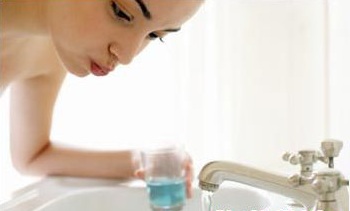 Nên súc miệng bằng nước có fluor mỗi tuần/lần.