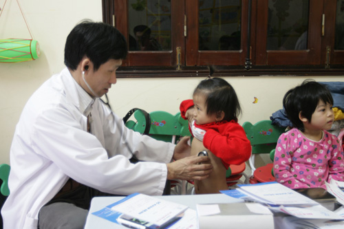 BS thuộc Trung tâm bác sĩ gia đình Hà Nội đến khám cho các cháu ở trường mầm non - d