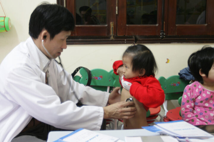 Triển khai mô hình khám chữa bệnh tại nhà phục vụ cộng đồng toàn thành phố Hà Nội. (Trong ảnh: Ths. Bác sĩ Đỗ Thiện Hải – Phó trưởng khoa truyền nhiễm Bệnh viện Nhi TW khám các bé mầm non cùng Bác sĩ gia đình FDC)