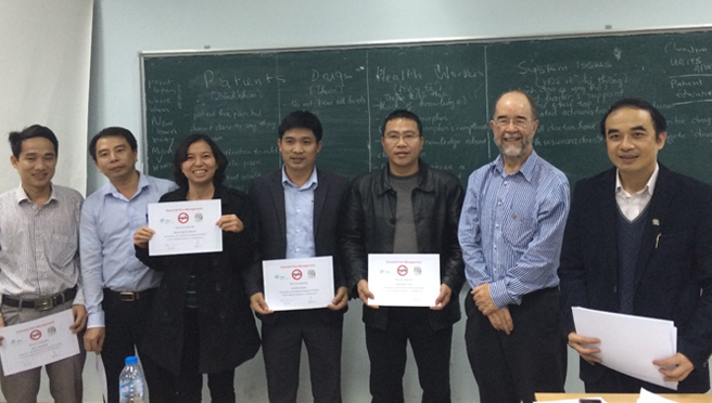 Tham gia đoàn nghiên cứu trao đổi nghiệp vụ y học với các giáo sư giảng viên y khoa nước ngoài tại đại Học Y Hà Nội.