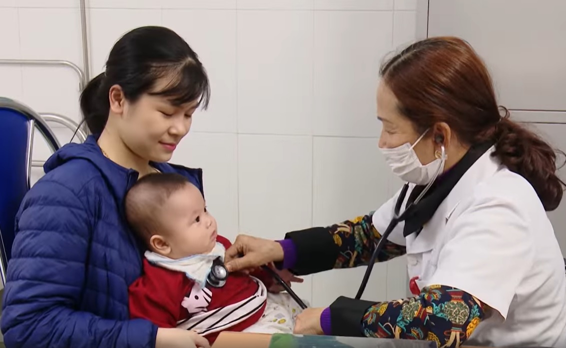 Cách điều trị cảm cúm cho trẻ sơ sinh tại nhà thời điểm giao mùa